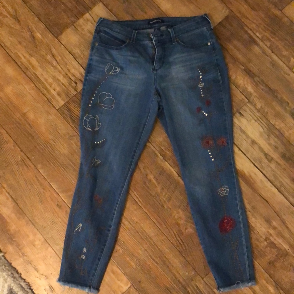 Bandolino size 4 embroidered crop jeans.